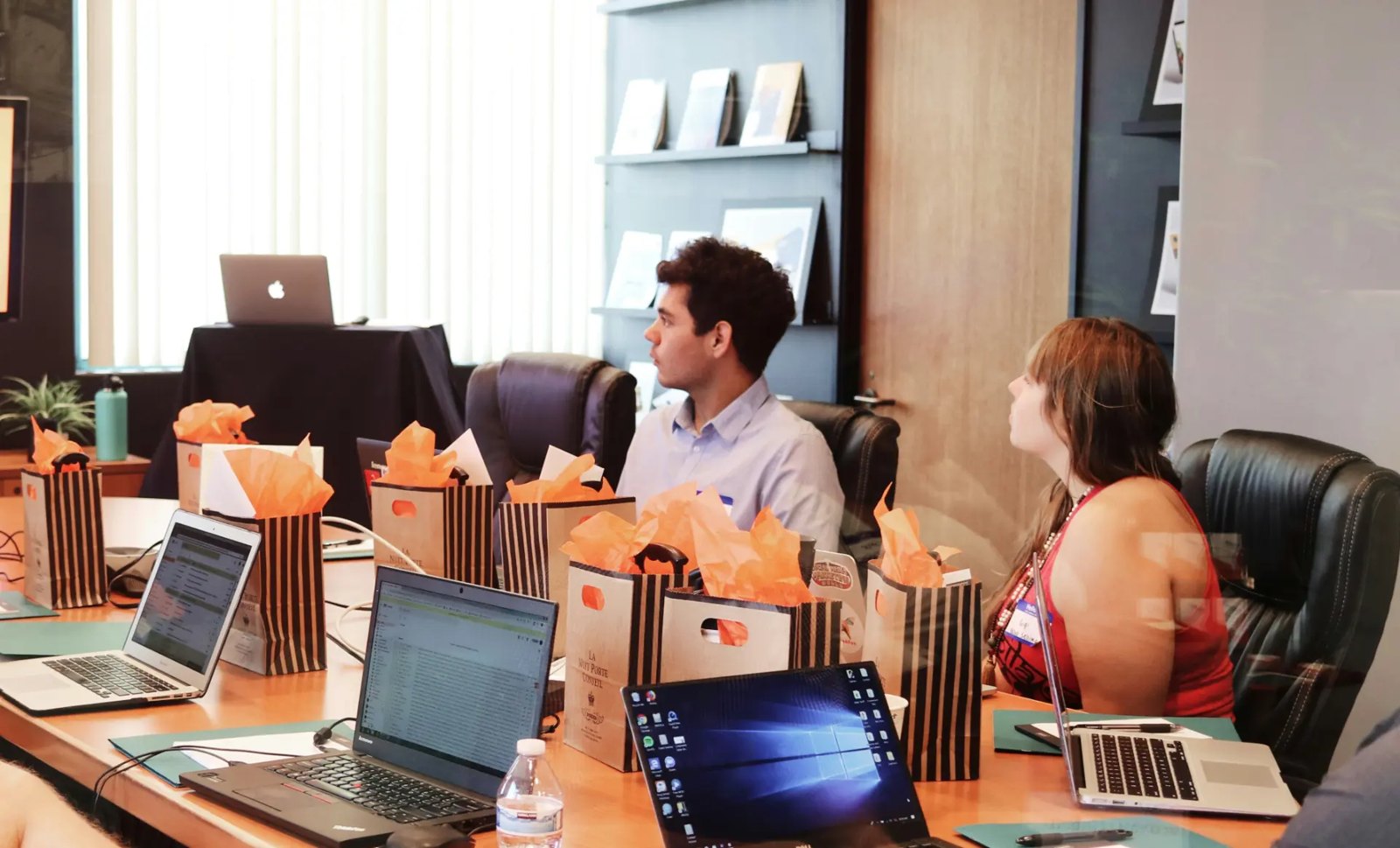 Sesión práctica de HR AI Lab: profesionales trabajando con portátiles alrededor de una mesa